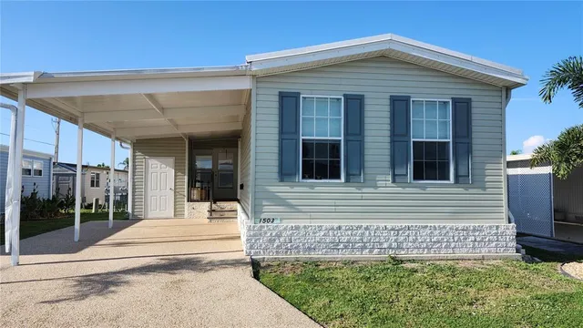 a view of house with backyard and porch