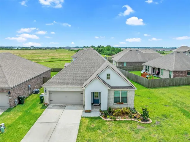 $2,500 | 3196 Crest Dr Lake, Lake Charles, LA 70607