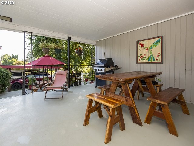 1122 Southeast Barnes Road Gresham, OR 97080 - Photo 8 of 32
