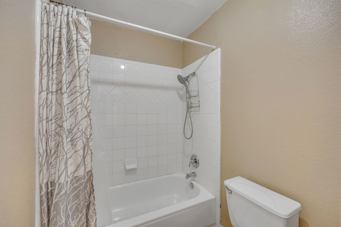 2726 Grimes Ranch Road Austin, TX 78732 - Photo 11 of 35 Full bath with shower / bath combo and a textured wall