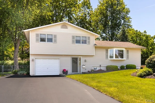 $274,900 | 4872 Juneway Drive South, Salina, NY 13088