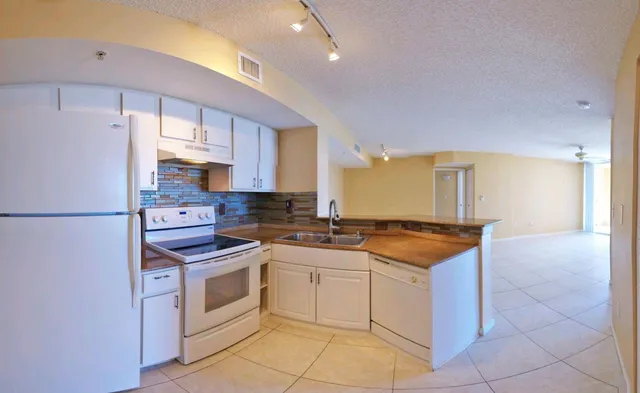 $330,000 | 1000 Scotia Drive, Unit 504, Hypoluxo, FL 33462