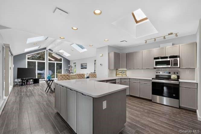 4 Woodleaf Court Cold Spring Harbor, NY 11724 - Photo 10 of 23 Gallery Image 10