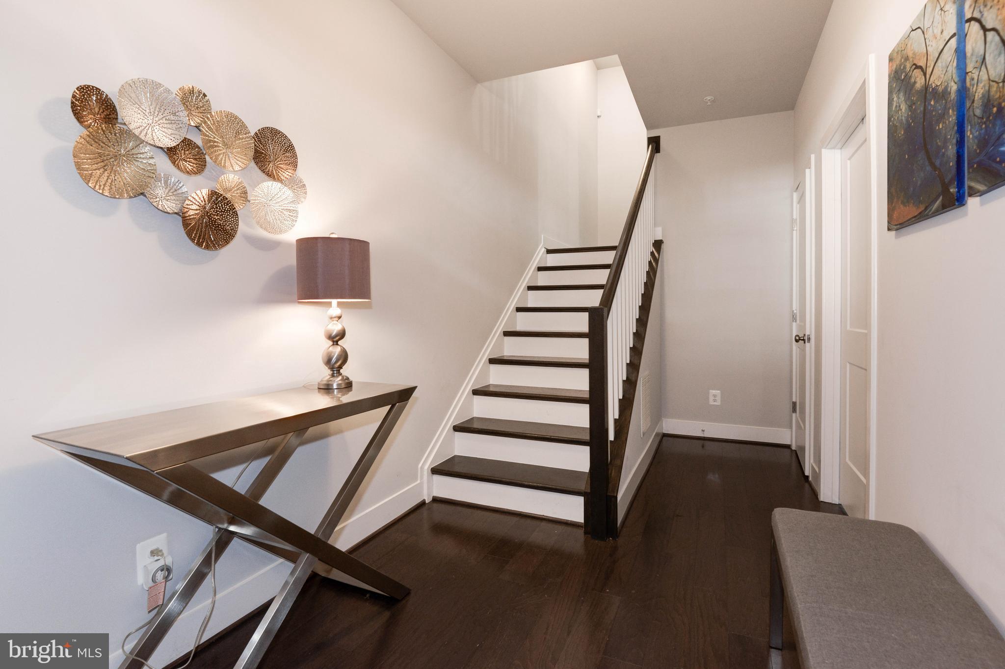 11689 Sunrise Square Place Reston, VA 20191 - Photo 3 of 46 INVITING FOYER