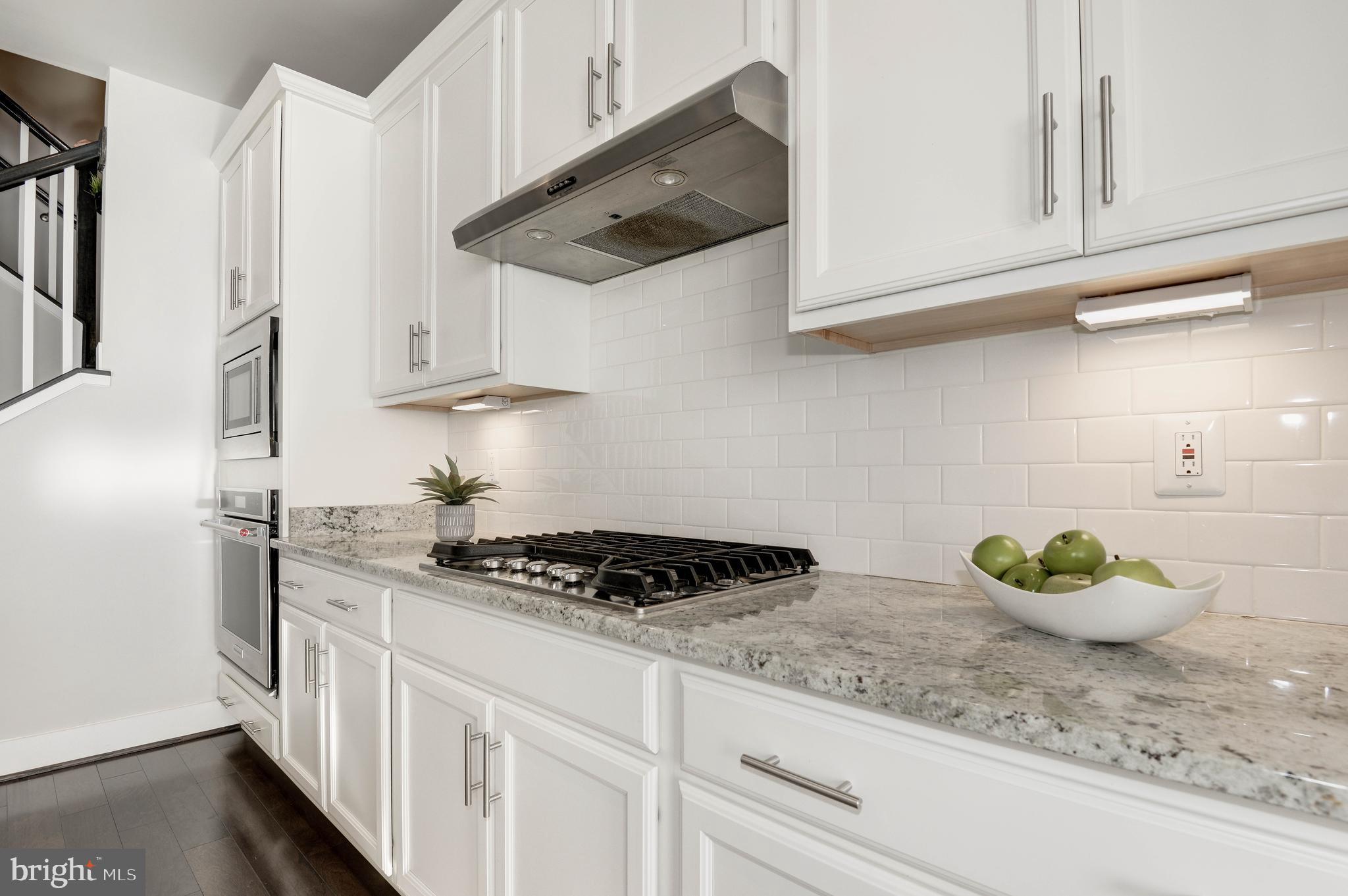 11689 Sunrise Square Place Reston, VA 20191 - Photo 5 of 46 TASTEFUL FINISHES TO INCLUDE SUBWAY BACKSPLASH