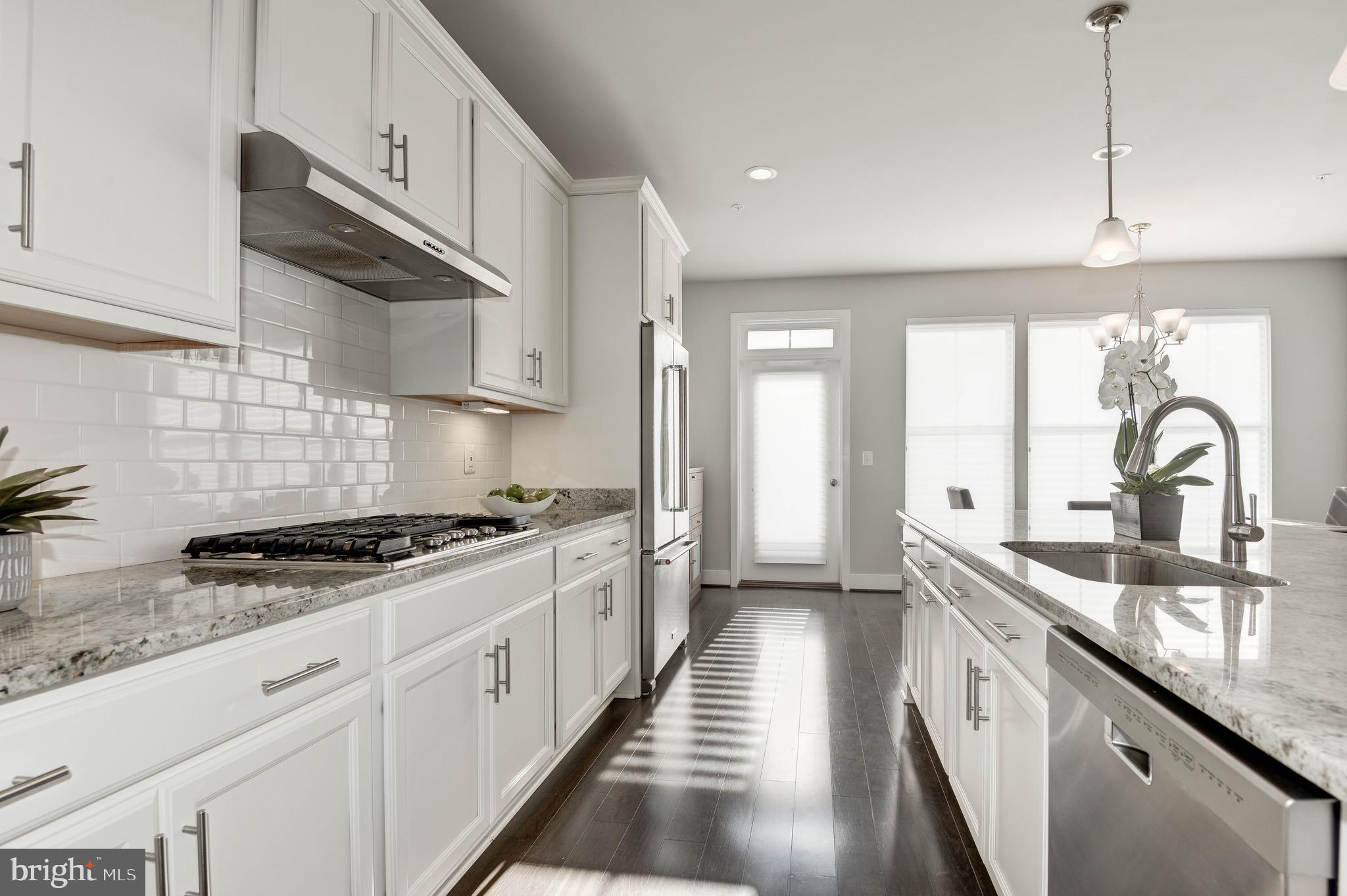 11689 Sunrise Square Place Reston, VA 20191 - Photo 9 of 46 STAINLESS APPLIANCES TO INCLUDE GAS COOK TOP