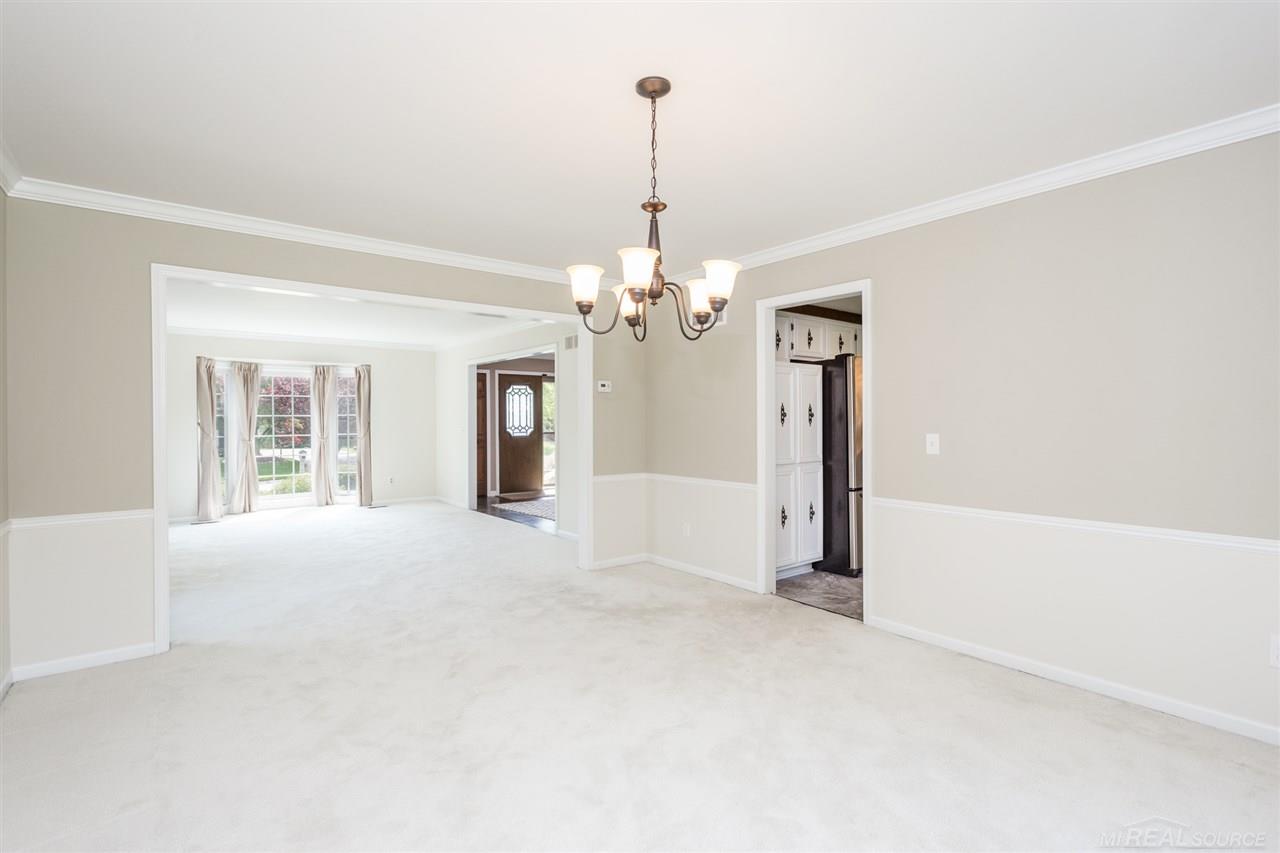 422 Lake Forest Road Rochester, MI 48309 - Photo 8 of 59 31350329-7.JPG