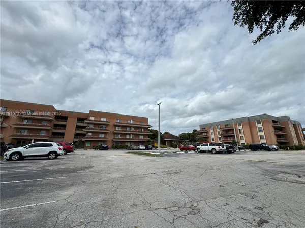 $1,700 | 17530 Northwest 68th Avenue, Unit C4006, Hialeah, FL 33015