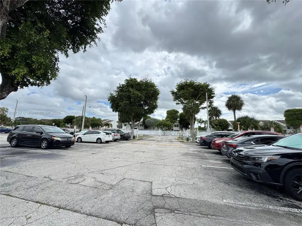 $1,700 | 17530 Northwest 68th Avenue, Unit C4006, Hialeah, FL 33015