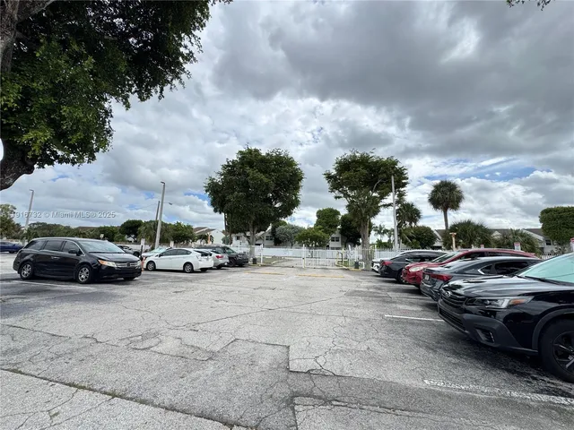 $1,800 | 17530 Northwest 68th Avenue, Unit C4006, Hialeah, FL 33015