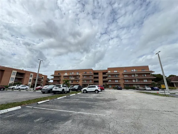 $1,700 | 17530 Northwest 68th Avenue, Unit C4006, Hialeah, FL 33015