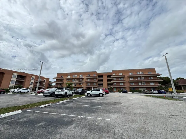 $1,800 | 17530 Northwest 68th Avenue, Unit C4006, Hialeah, FL 33015