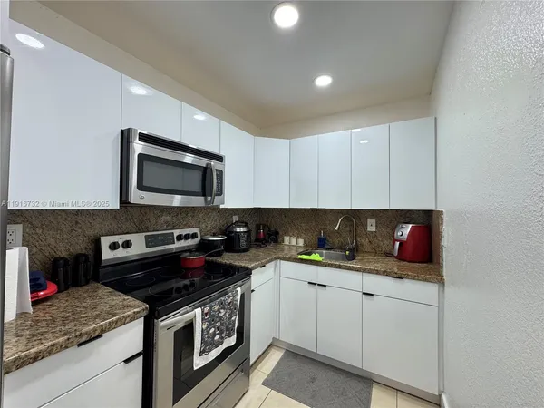 $1,700 | 17530 Northwest 68th Avenue, Unit C4006, Hialeah, FL 33015