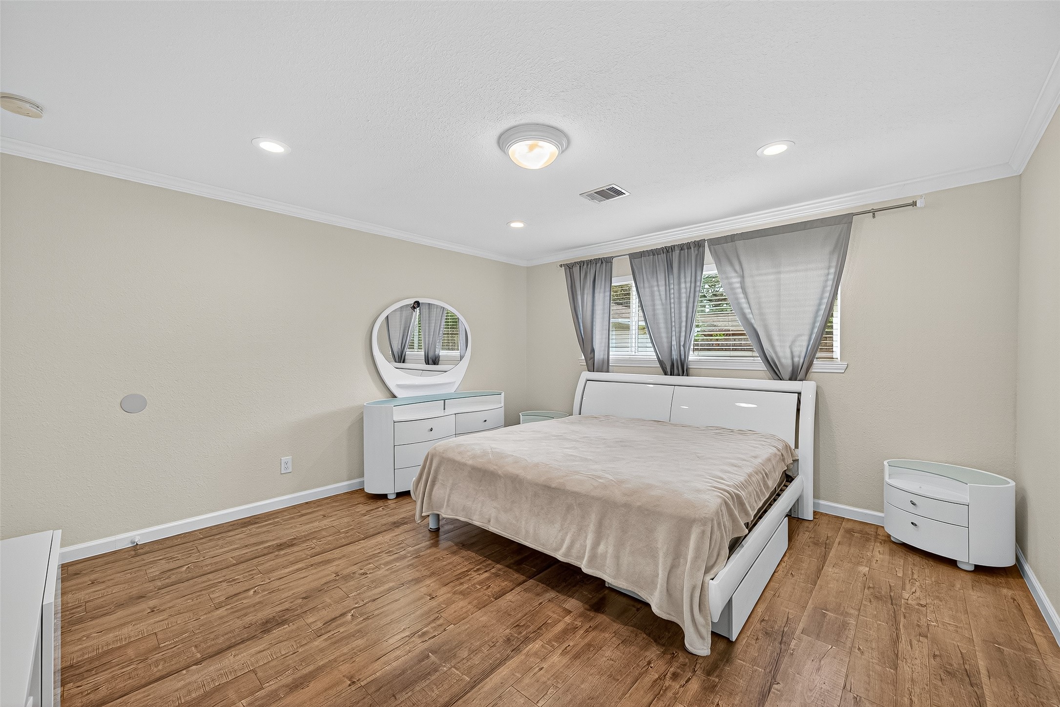 8530 Roos Road Houston, TX 77036 - Photo 34 of 43 a bedroom with a bed and a window