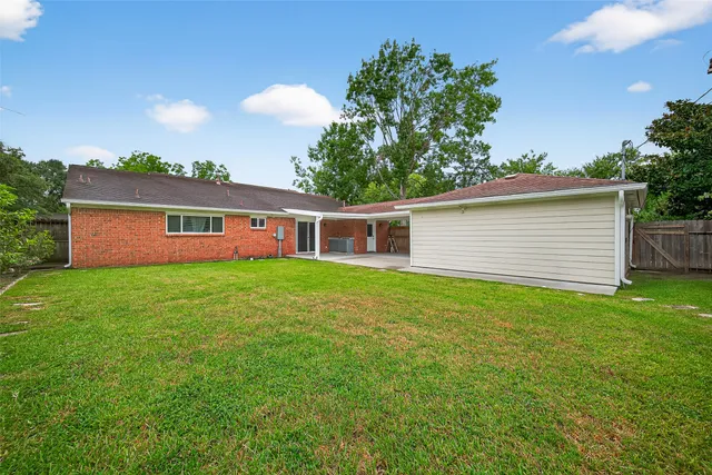 a view of a house with a backyard