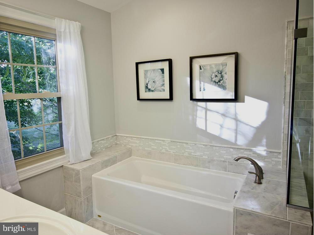5596 Rivendell Place Frederick, MD 21703 - Photo 21 of 29 Bath (Master)