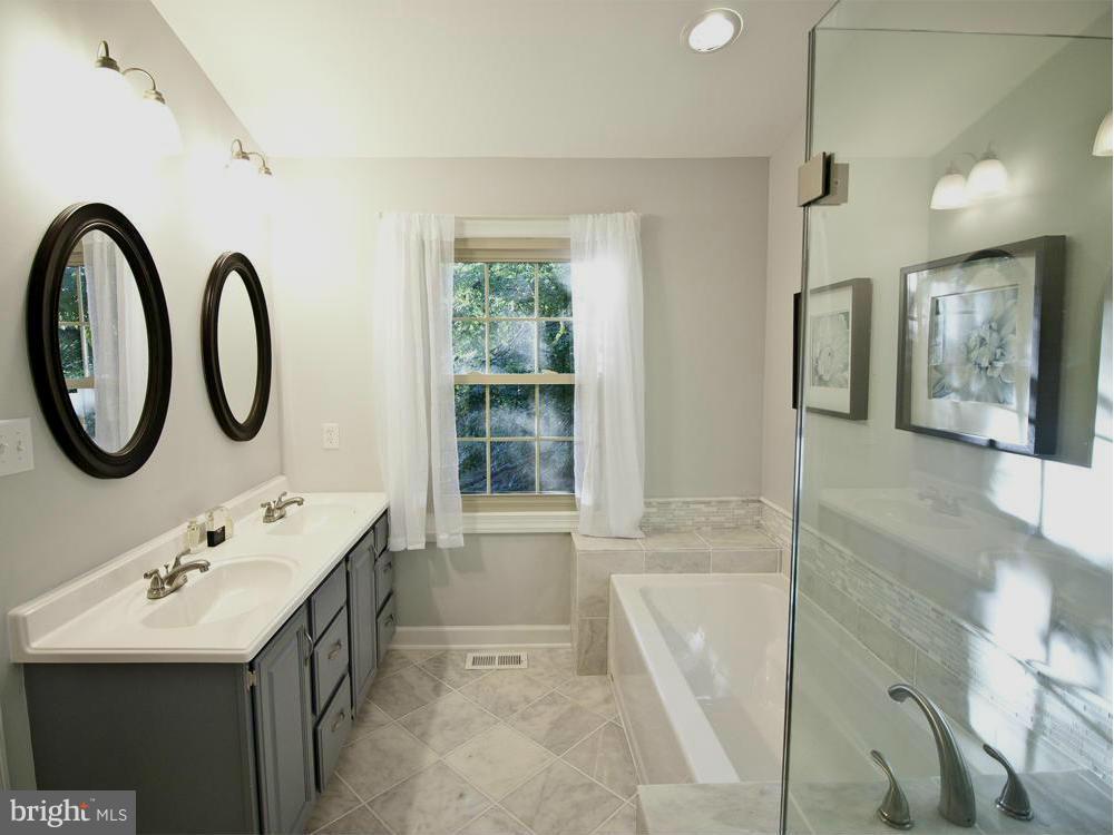 5596 Rivendell Place Frederick, MD 21703 - Photo 22 of 29 Bath (Master)