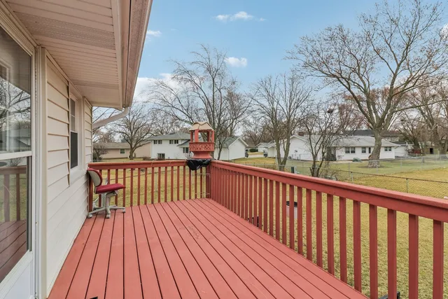 a view of entryway with a balcony