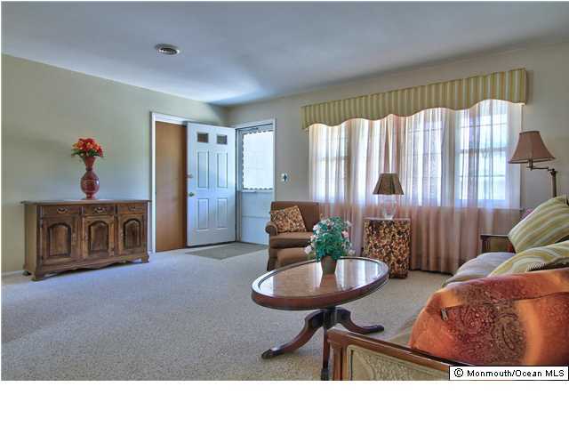 54 Oakfield Road Toms River, NJ 08757 - Photo 7 of 25 a living room with furniture and a potted plant