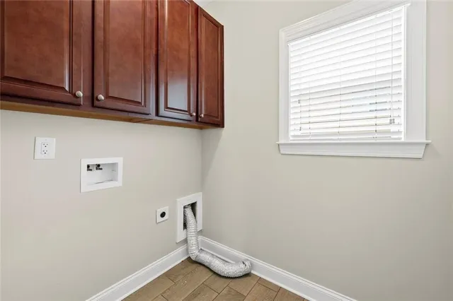 a view of empty room with window