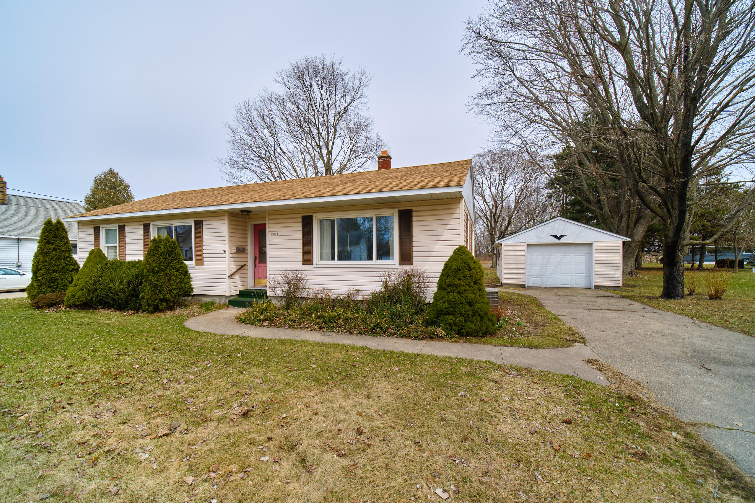 2313 Filer City Road Manistee, MI 49660 - Photo 5 of 47 Driveway & garage