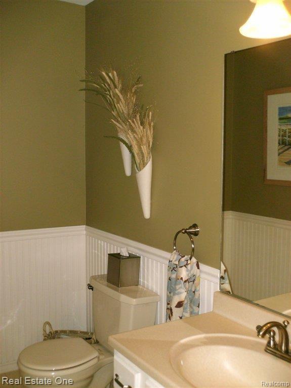2291 Chippenham Chase Rochester, MI 48306 - Photo 9 of 30 1st Floor Lav.
