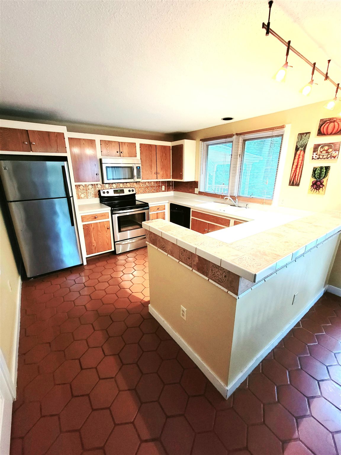 243 Campbell Street Manchester, NH 03104 - Photo 6 of 26