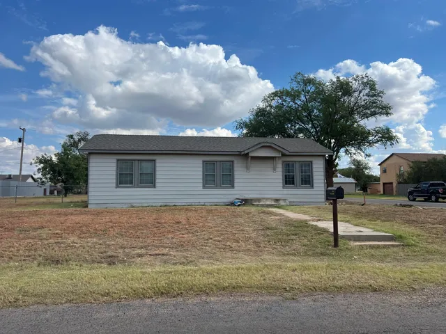 a view of a house with a backyard