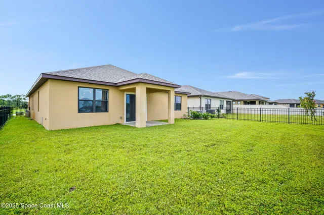 a view of a house with backyard and garden