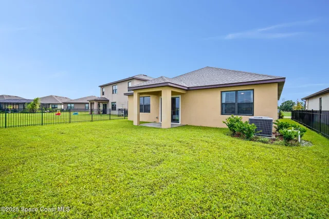 a view of a house with backyard and porch