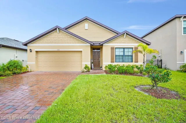 a view of a front of house with a yard