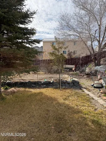 a view of a backyard