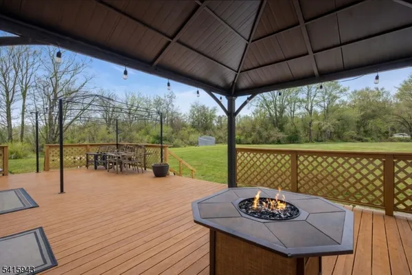 a view of a house with backyard and garden