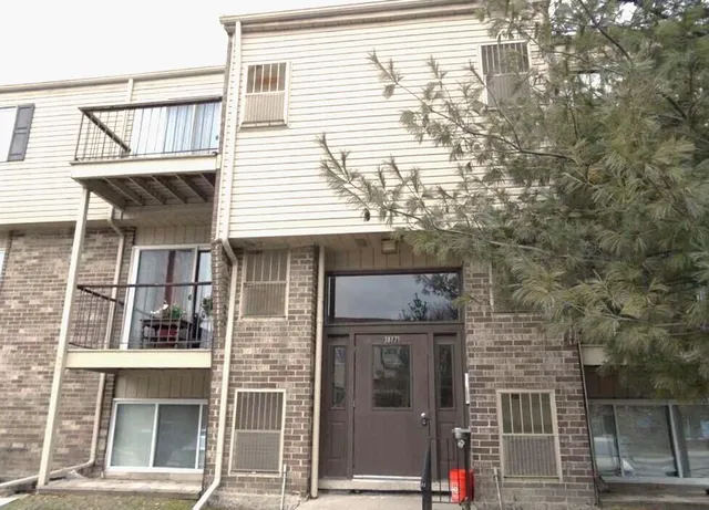 $1,225 | 38255 Fairway Court, Unit 77B, Clinton Township, MI 48038