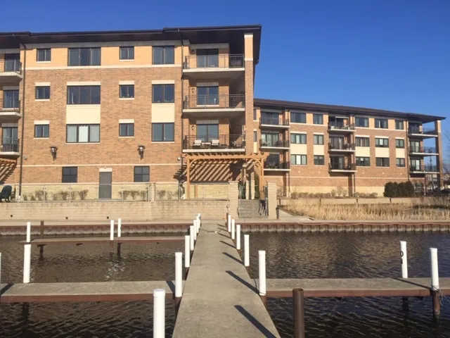 $2,200 | 728 North Diamond Lake Road, Unit 205, Mundelein, IL 60060