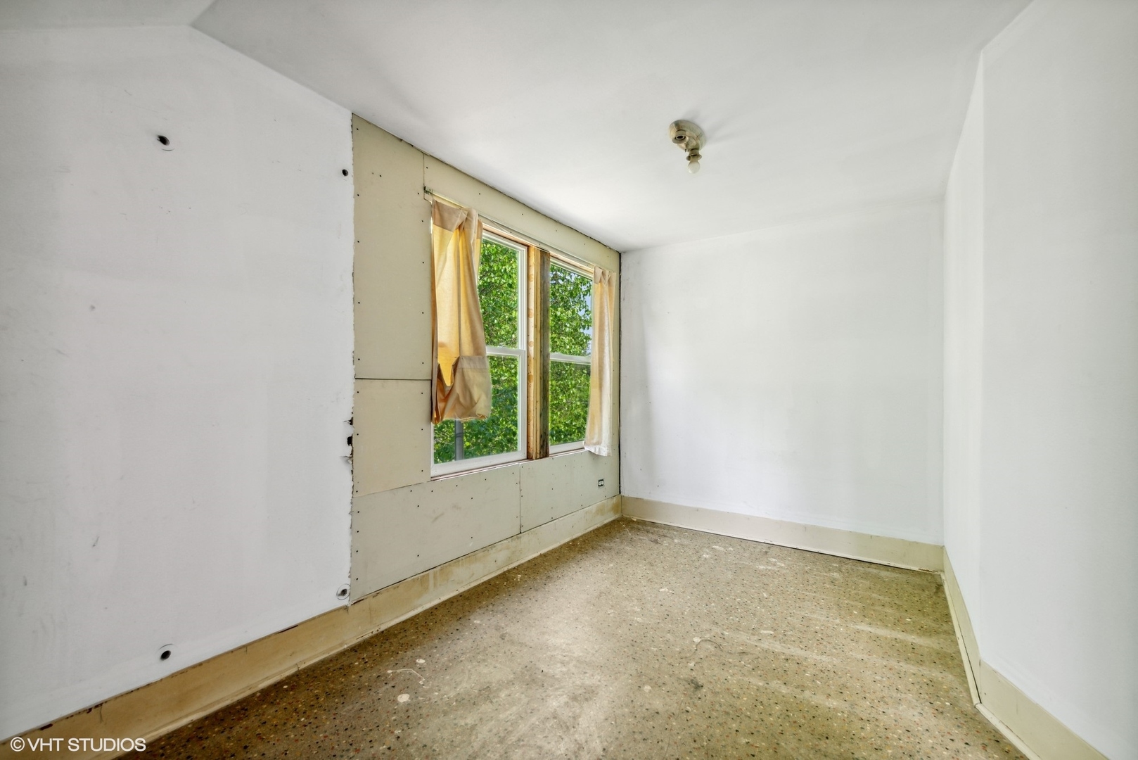 903 Lincoln Avenue Fox River Grove, IL 60021 - Photo 8 of 19 a view of an empty room with a window