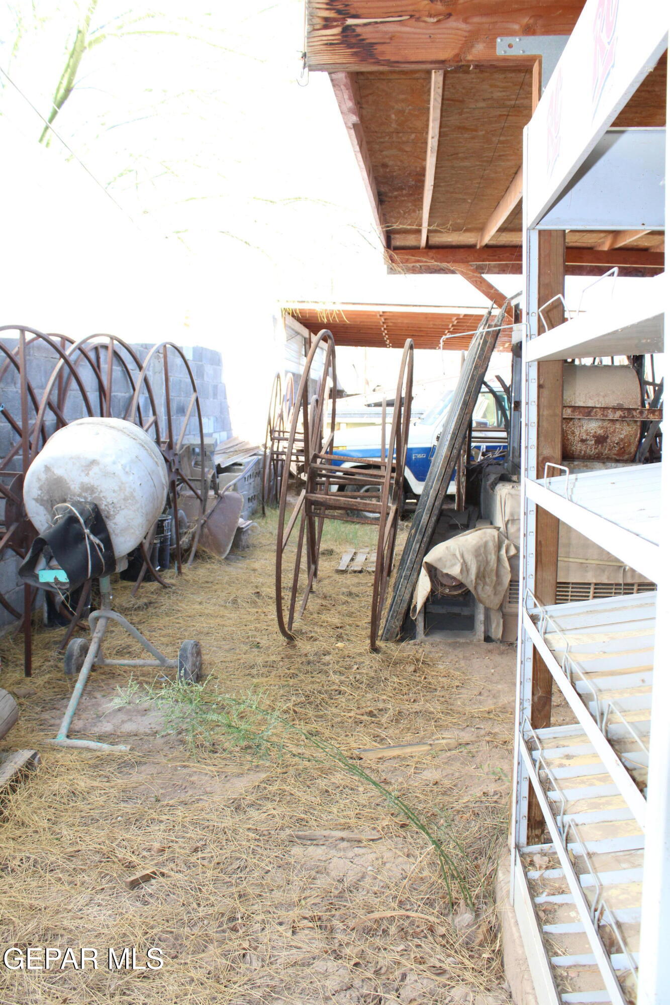 541 E Road El Paso, TX 79915 - Photo 20 of 35 Commercial side 2