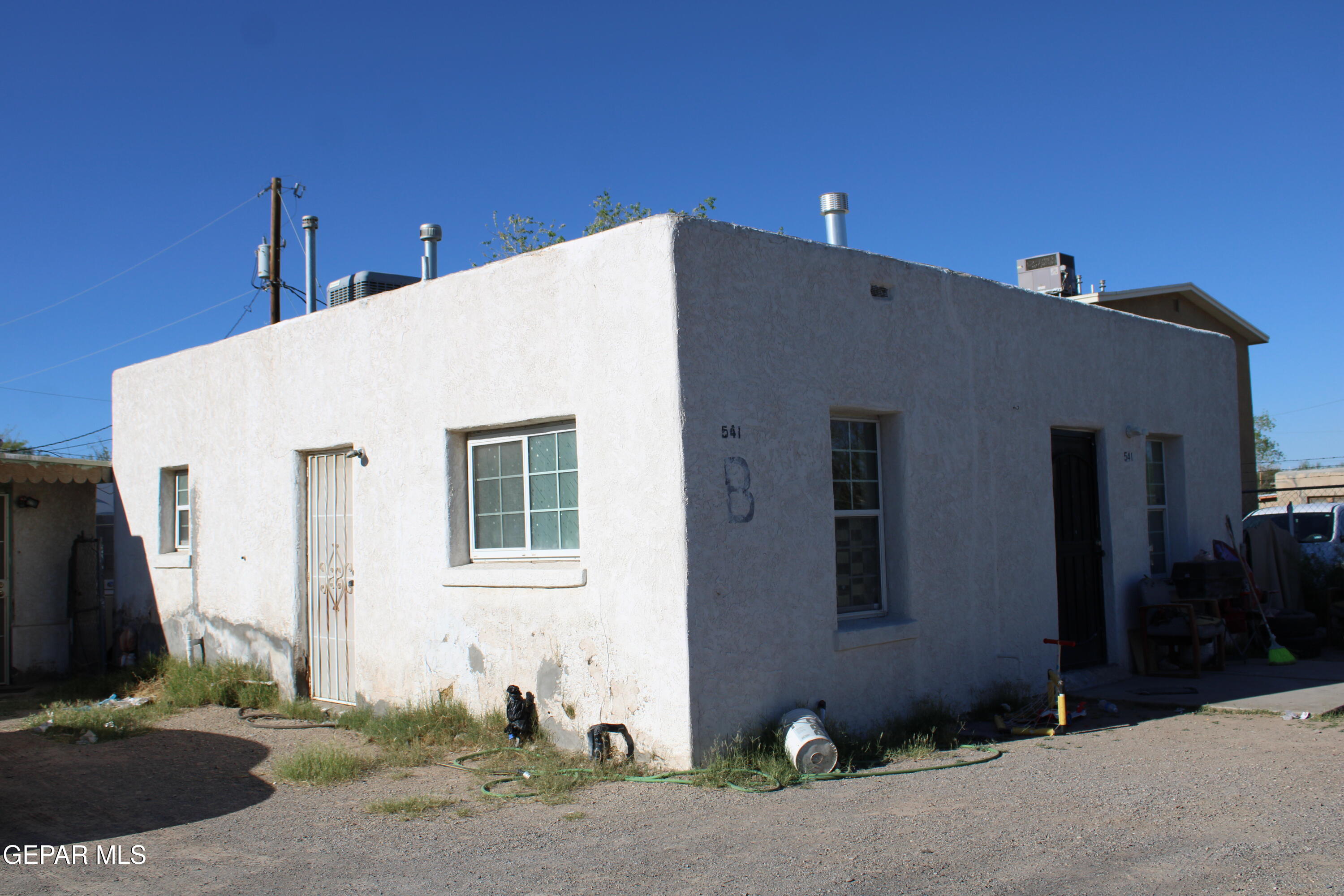 541 E Road El Paso, TX 79915 - Photo 5 of 35 Residential B side view