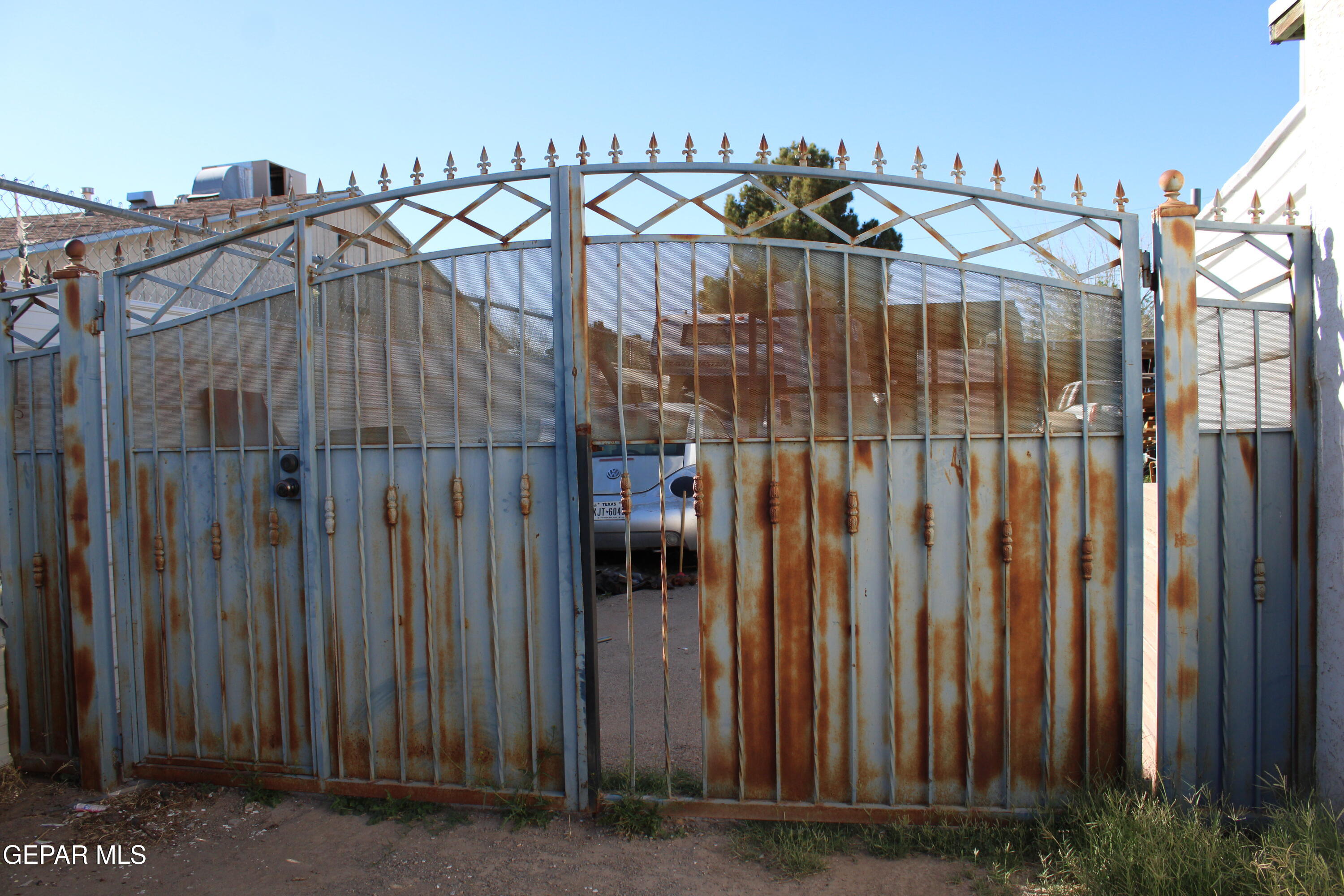 541 E Road El Paso, TX 79915 - Photo 6 of 35 Commercial entrance