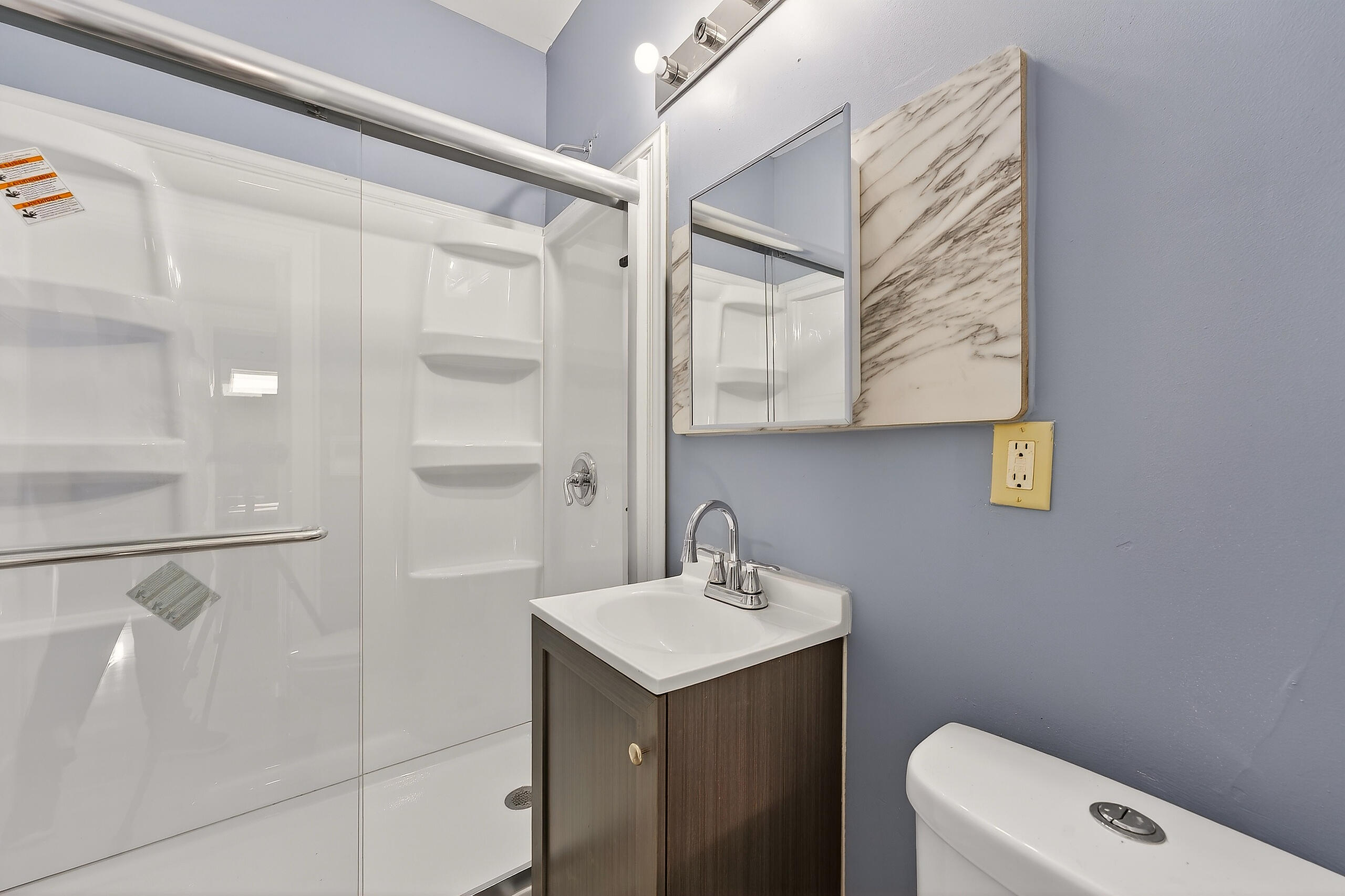 2939 North 13th Street Milwaukee, WI 53206 - Photo 36 of 43 Full Bathroom Lower