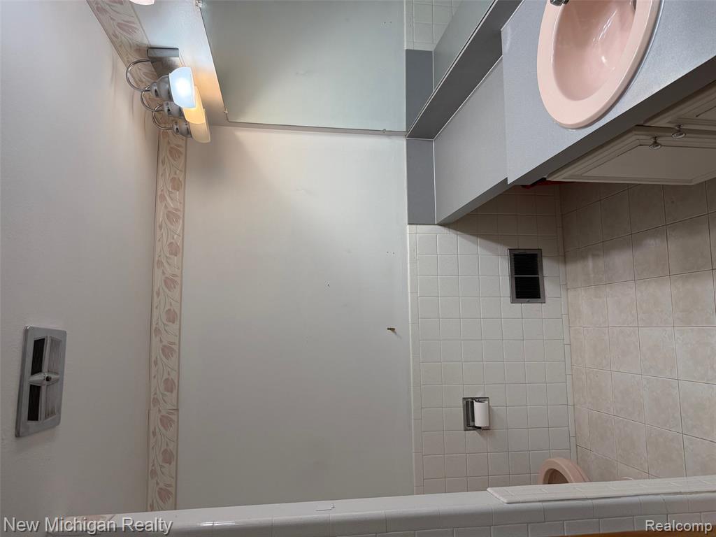 29276 Hoover Road Warren, MI 48093 - Photo 11 of 14