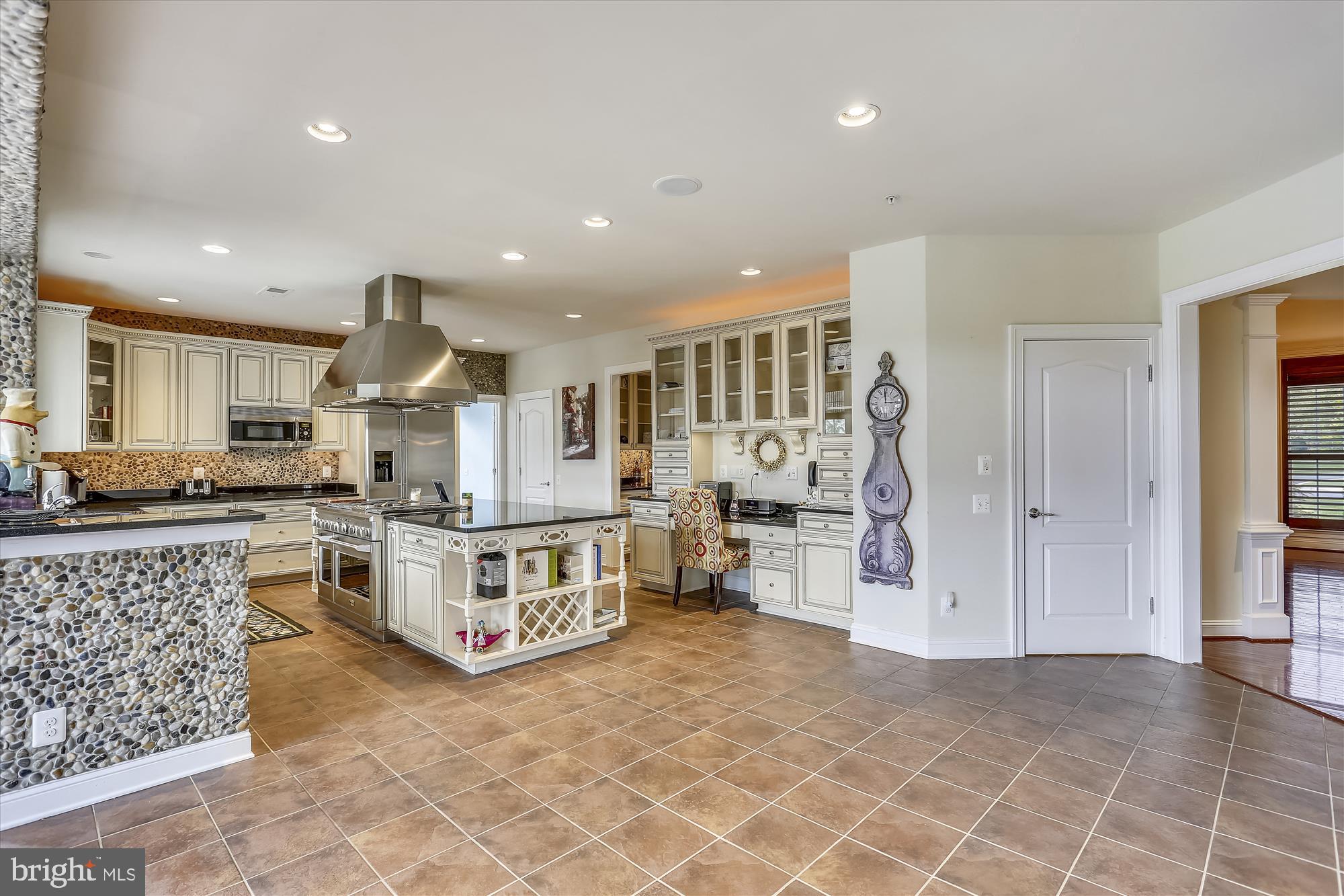 4826 Chichester House Road Olney, MD 20832 - Photo 19 of 97 Large open Breakfast area