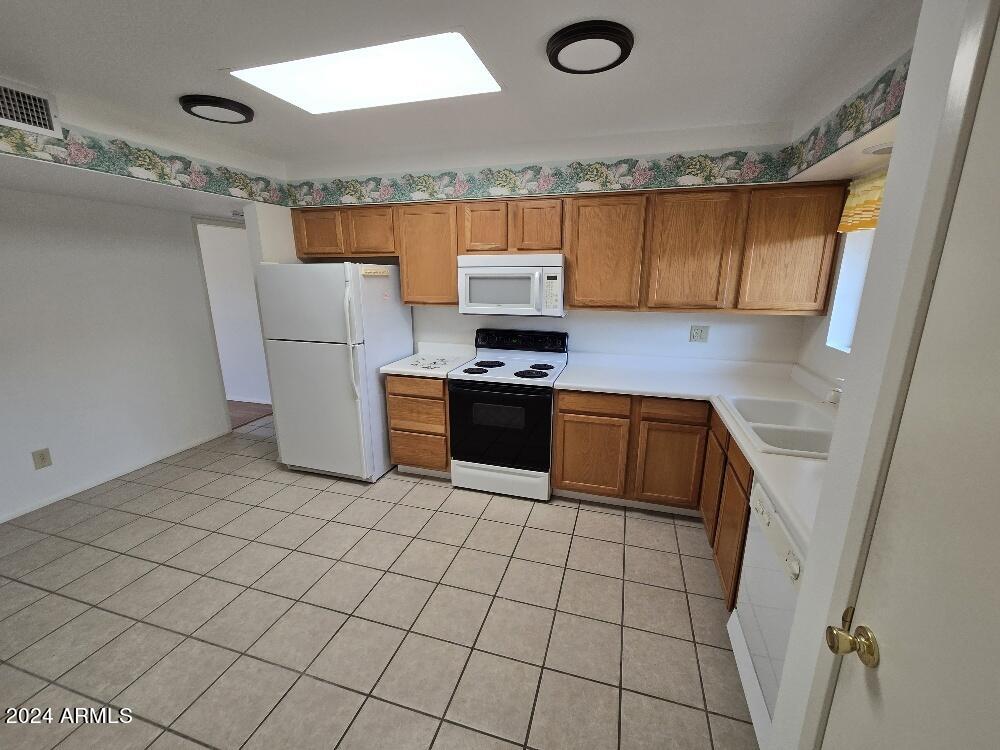 15457 North Ridgeview Road Sun City, AZ 85351 - Photo 8 of 25 20241010_131554_resized