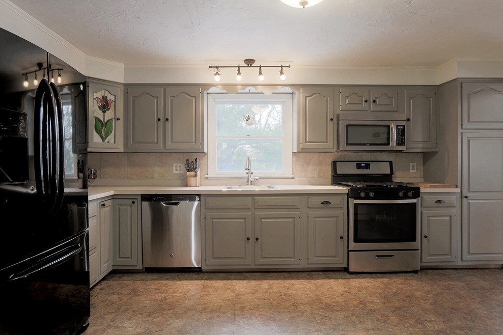 130 Lodi Road Marlborough, MA 01752 - Photo 3 of 26 Gallery Image 3