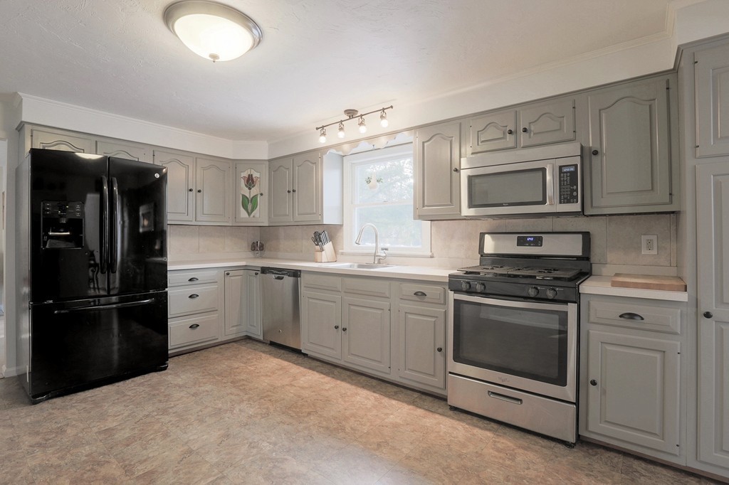 130 Lodi Road Marlborough, MA 01752 - Photo 4 of 26 Gallery Image 4