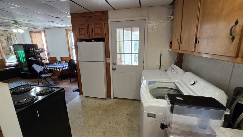 360 Hamilton Street Worcester, MA 01604 - Photo 9 of 35 a utility room with dryer and washer