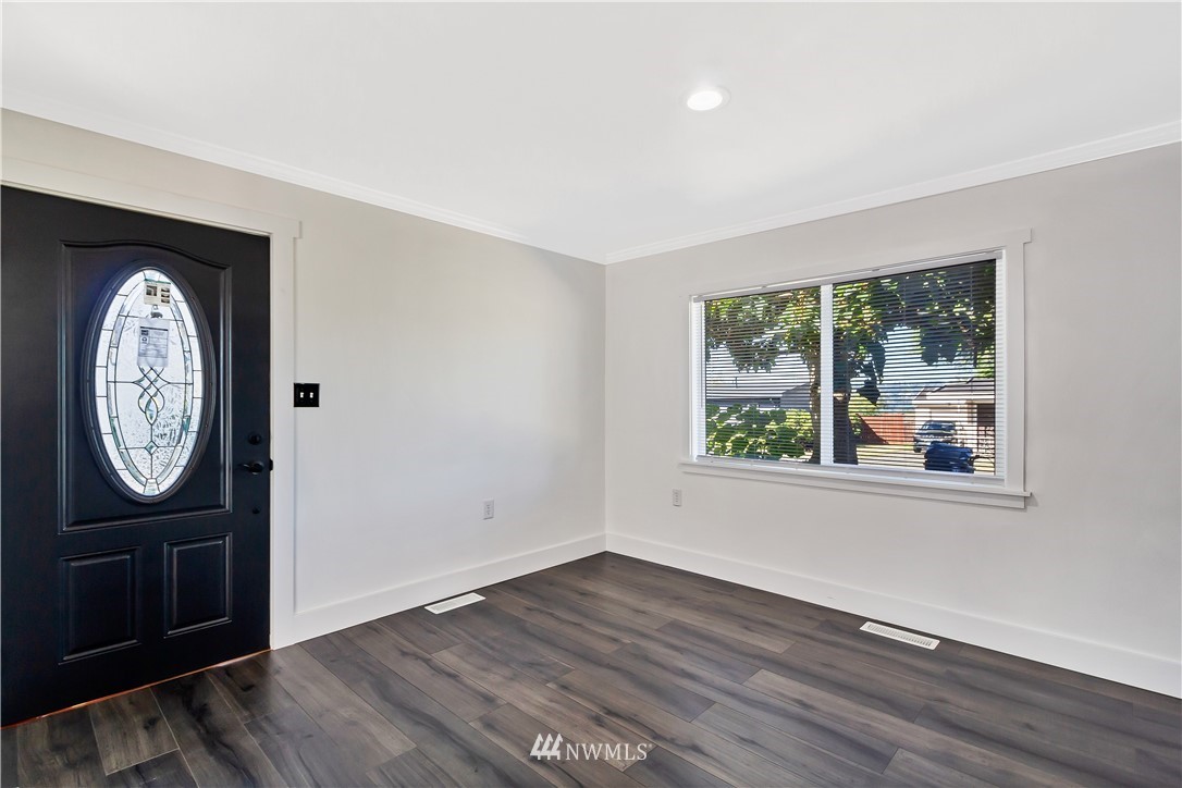 2100 Northeast 6th Place Renton, WA 98056 - Photo 3 of 10 Gallery Image 3