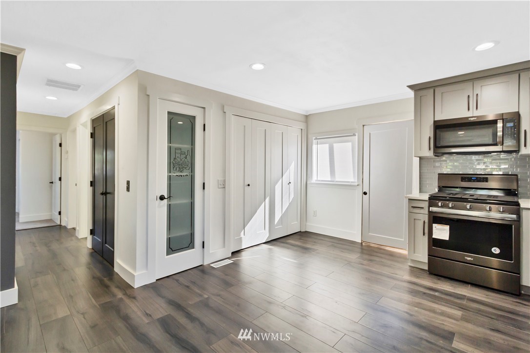 2100 Northeast 6th Place Renton, WA 98056 - Photo 4 of 10 Gallery Image 4