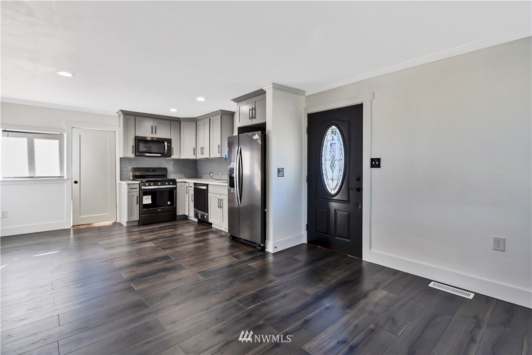 2100 Northeast 6th Place Renton, WA 98056 - Photo 5 of 10 Gallery Image 5