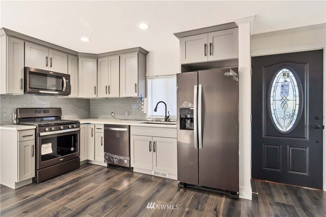 2100 Northeast 6th Place Renton, WA 98056 - Photo 6 of 10 Gallery Image 6